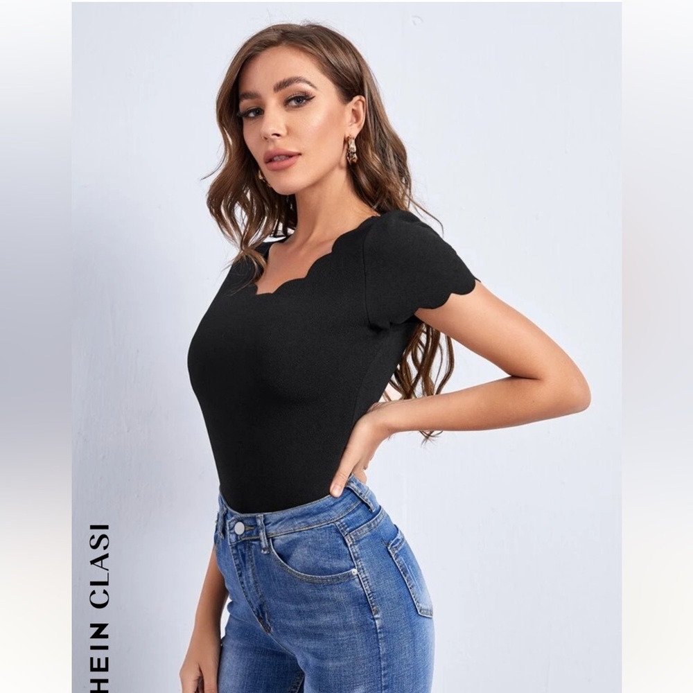 SHEIN Clasi Scallop Trim Tee